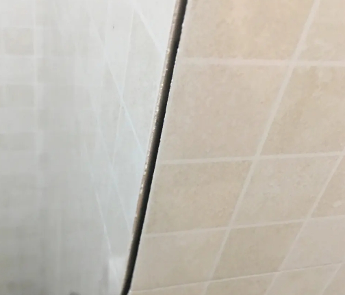 江津瓷砖空鼓维修公司分享阳台瓷砖脱落的修复过程可以分为以下几个步骤