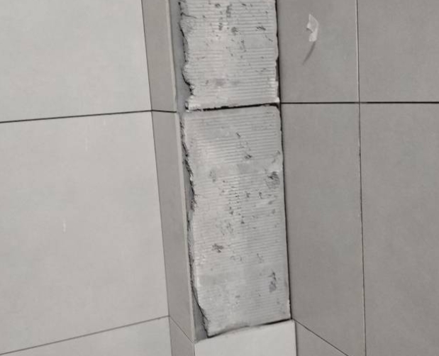 江津瓷砖空鼓维修公司分享下瓷砖施工前基层浇水润湿程度不足，可能导致以下问题